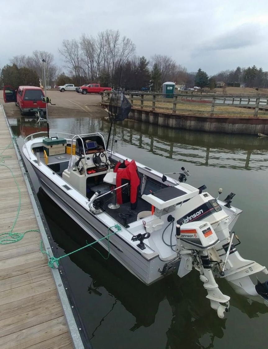 Motorboat (engine-powered)