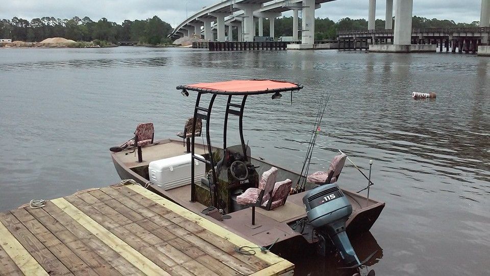 Motorboat (engine-powered)