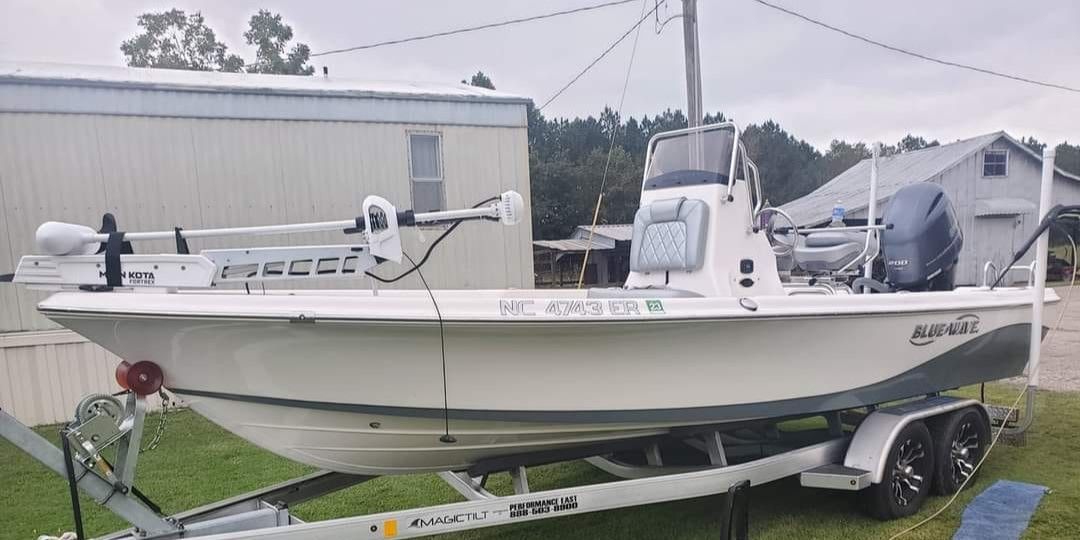 Motorboat (engine-powered)