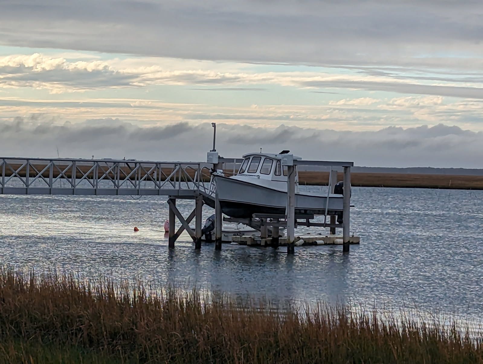 Motorboat (engine-powered)