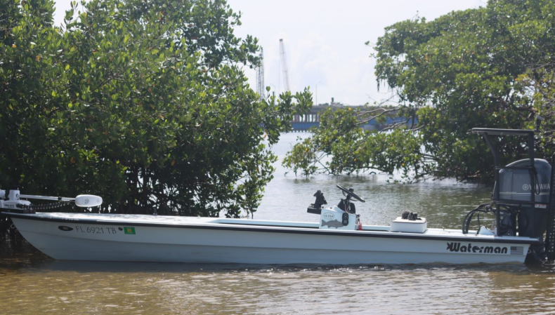 Motorboat (engine-powered)