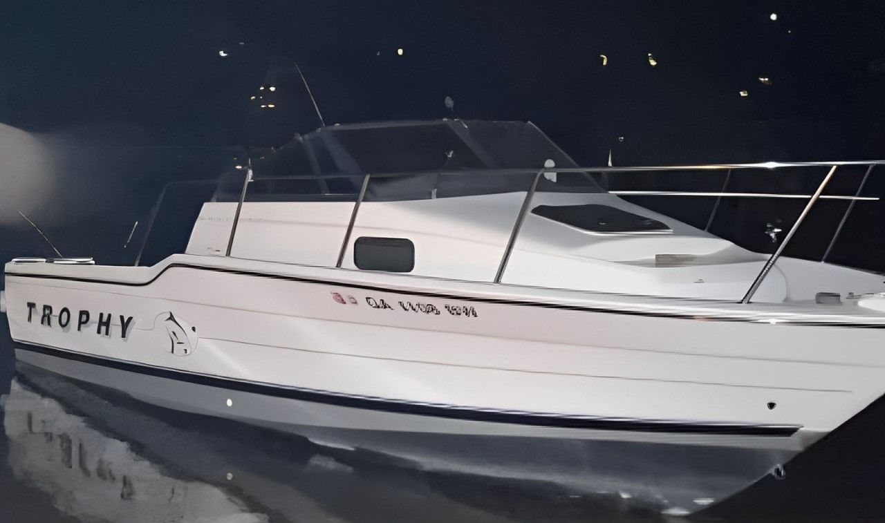 Motorboat (engine-powered)