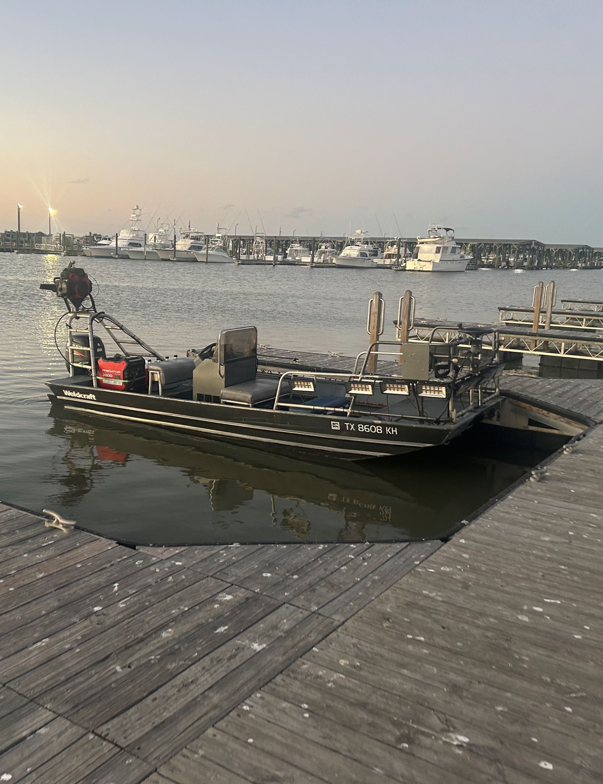 Motorboat (engine-powered)