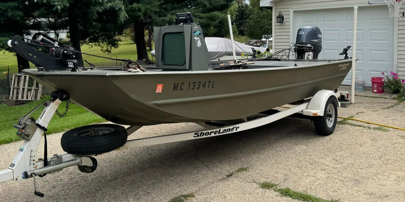 Motorboat (engine-powered)