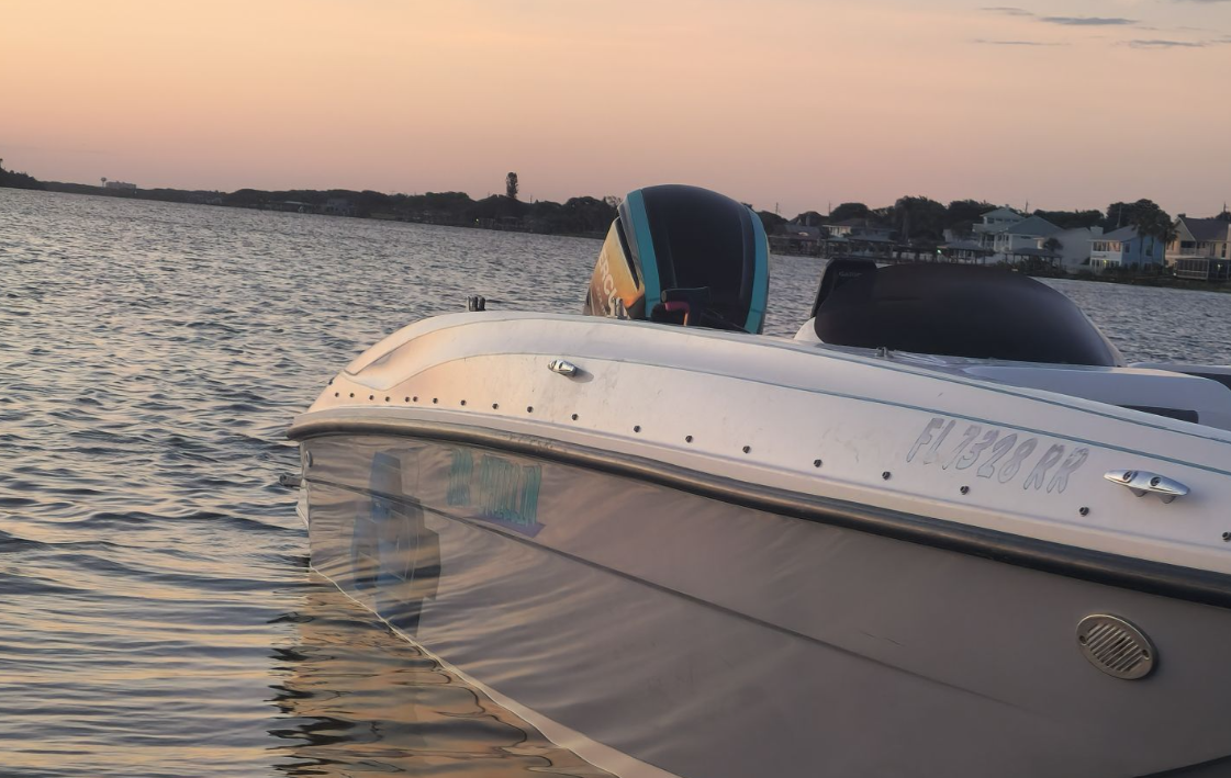 Motorboat (engine-powered)