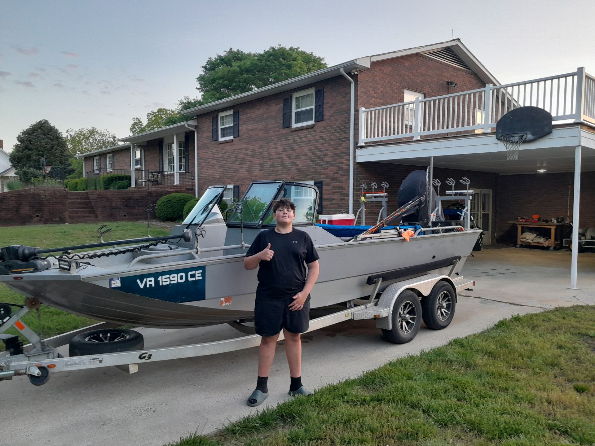 Motorboat (engine-powered)