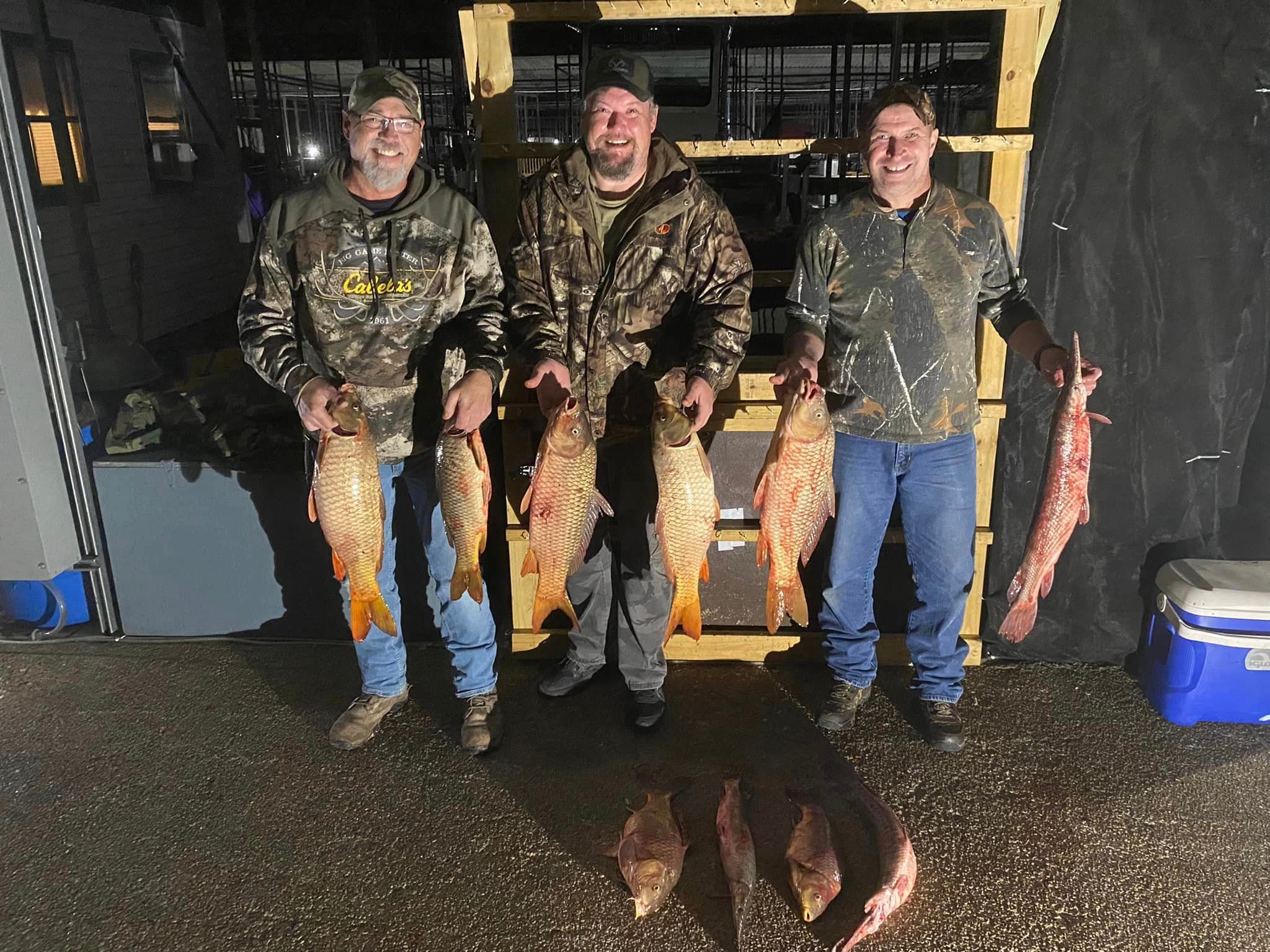 Lead Slingers Outdoor Fishing & Bowfishing Guide Guarantee You Will Shoot Fish "Bow-Fishing" Up To 6 People fishing Lake