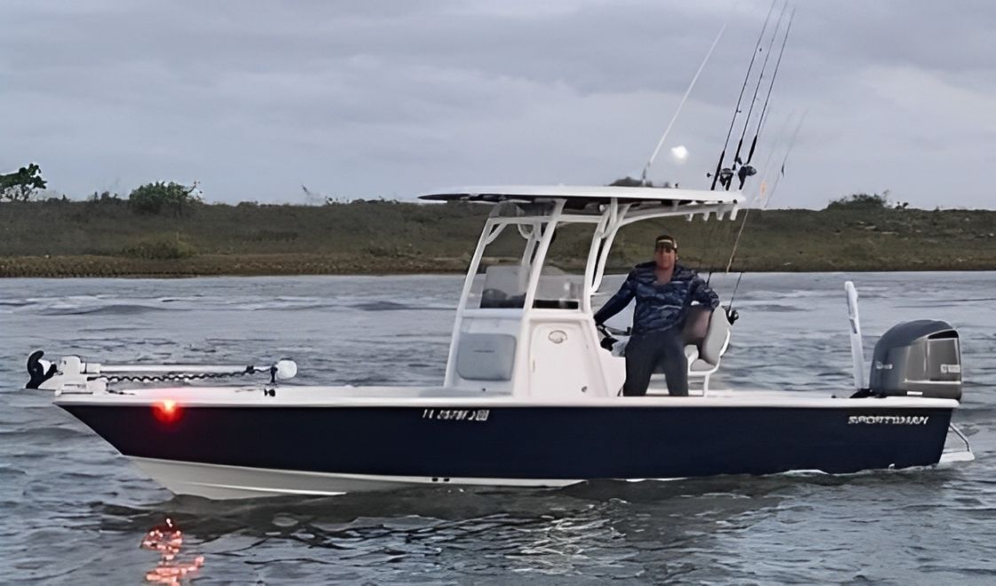 Motorboat (engine-powered)