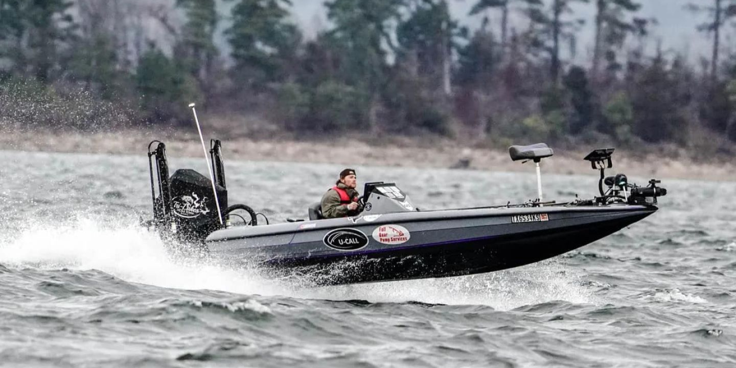 Motorboat (engine-powered)