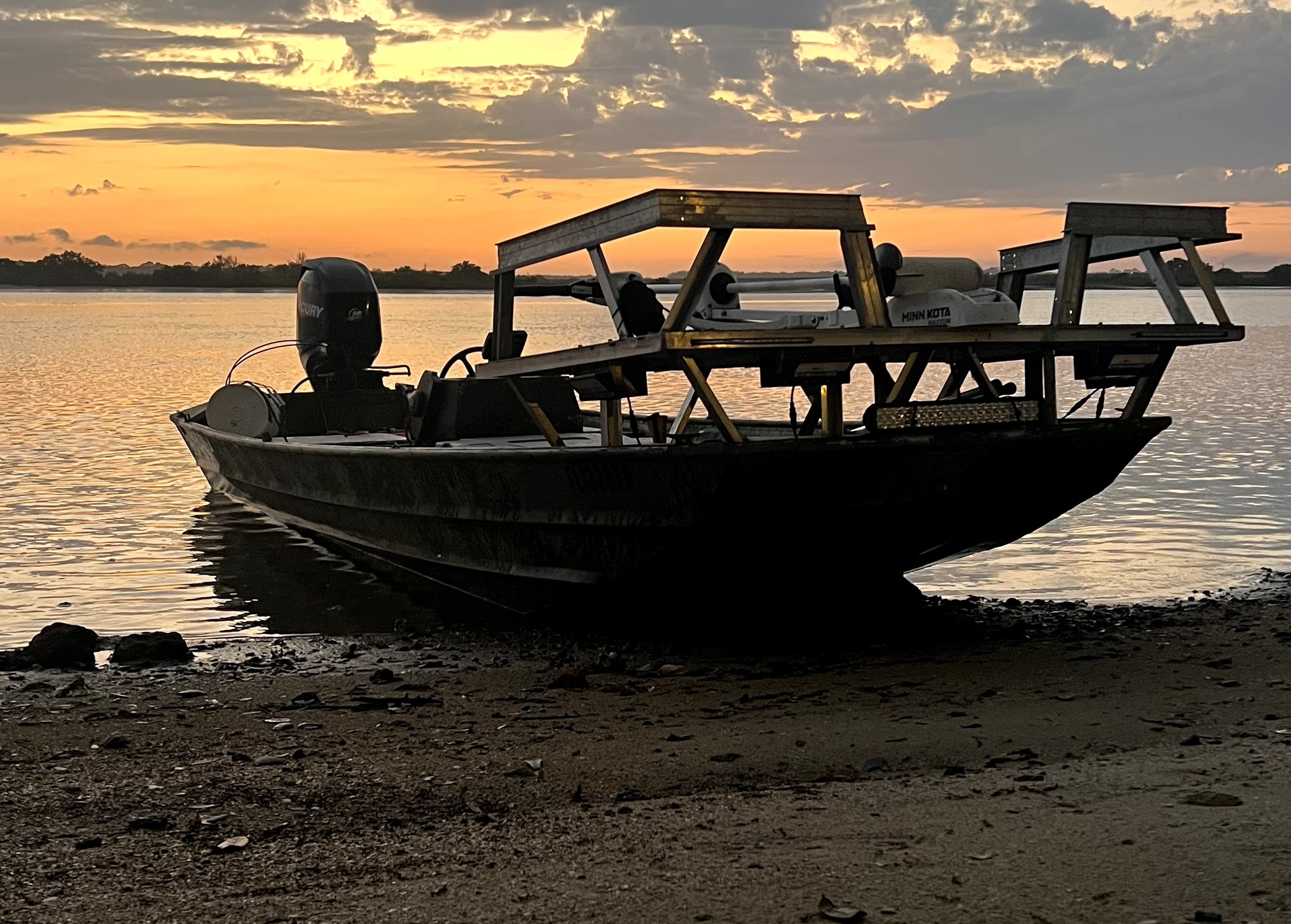 Motorboat (engine-powered)