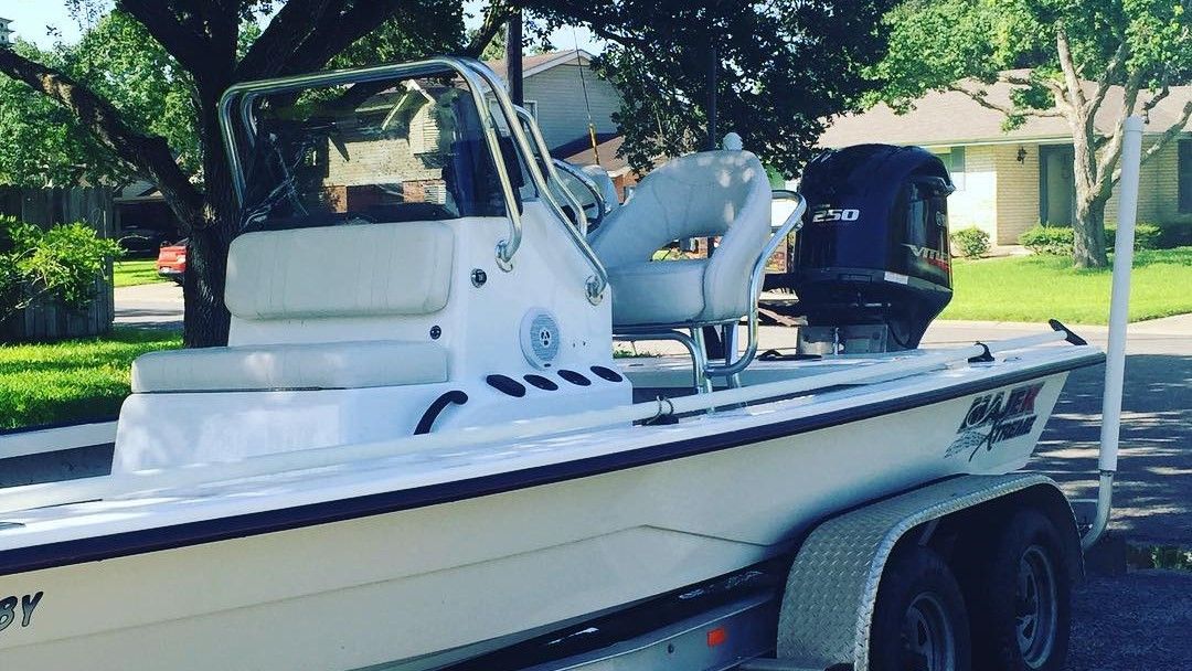 Motorboat (engine-powered)