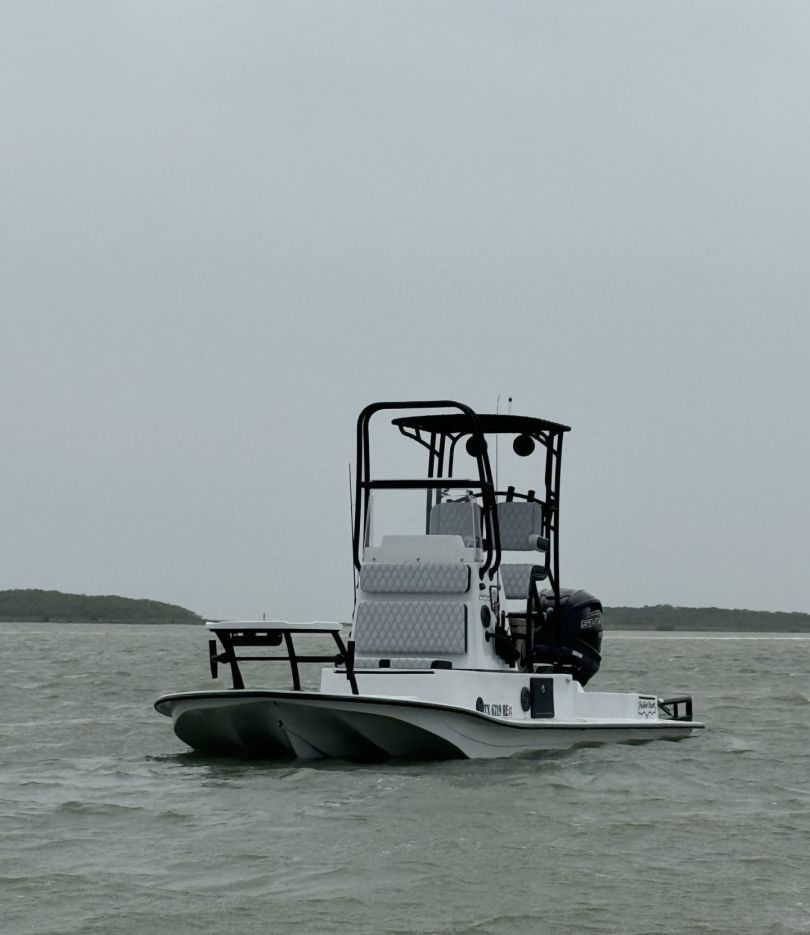 Motorboat (engine-powered)