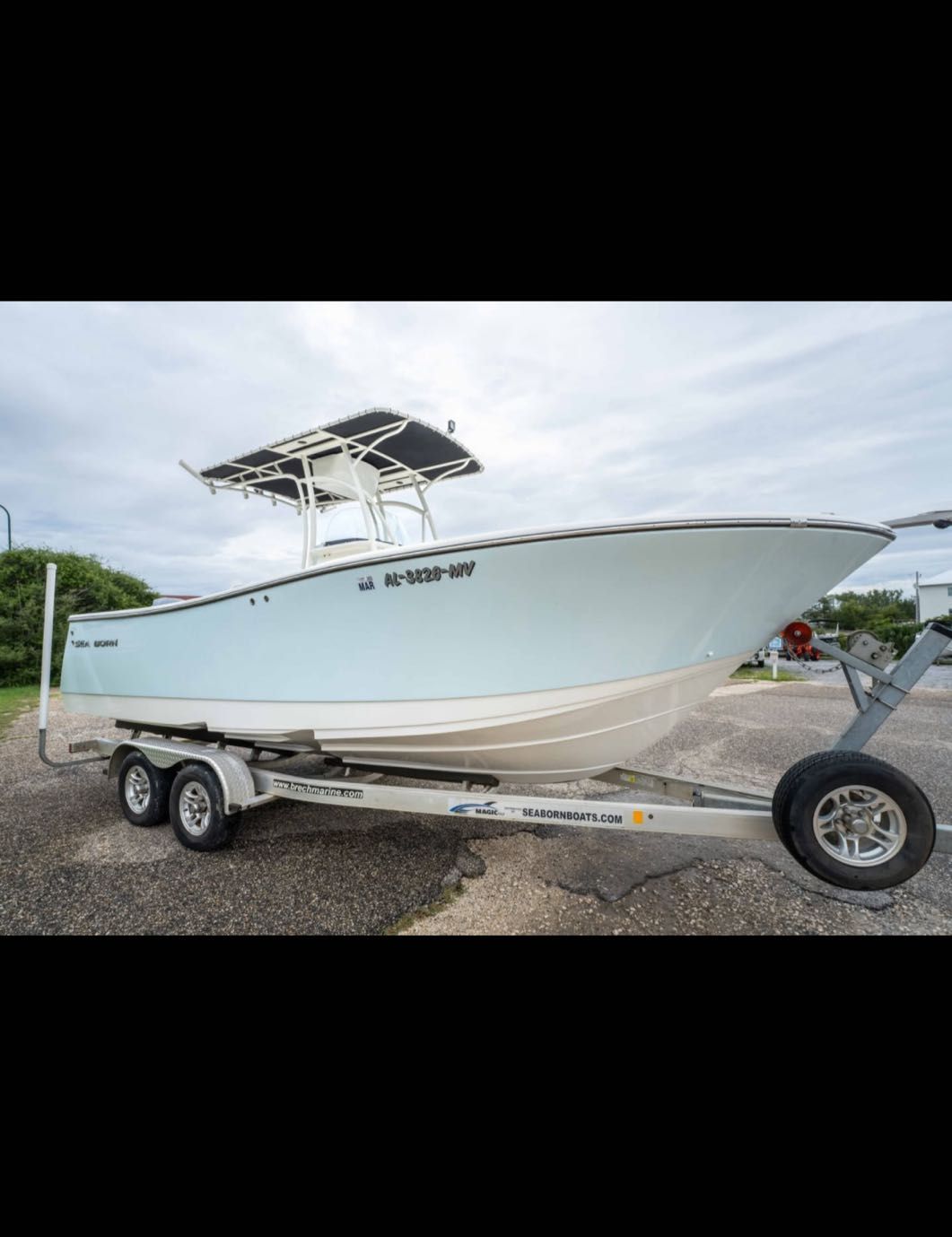 Motorboat (engine-powered)