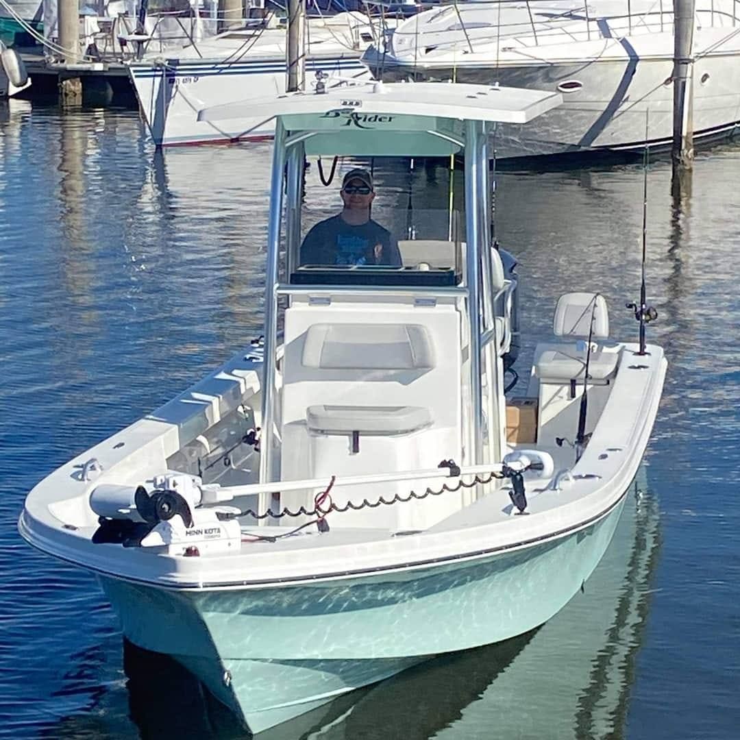 Motorboat (engine-powered)
