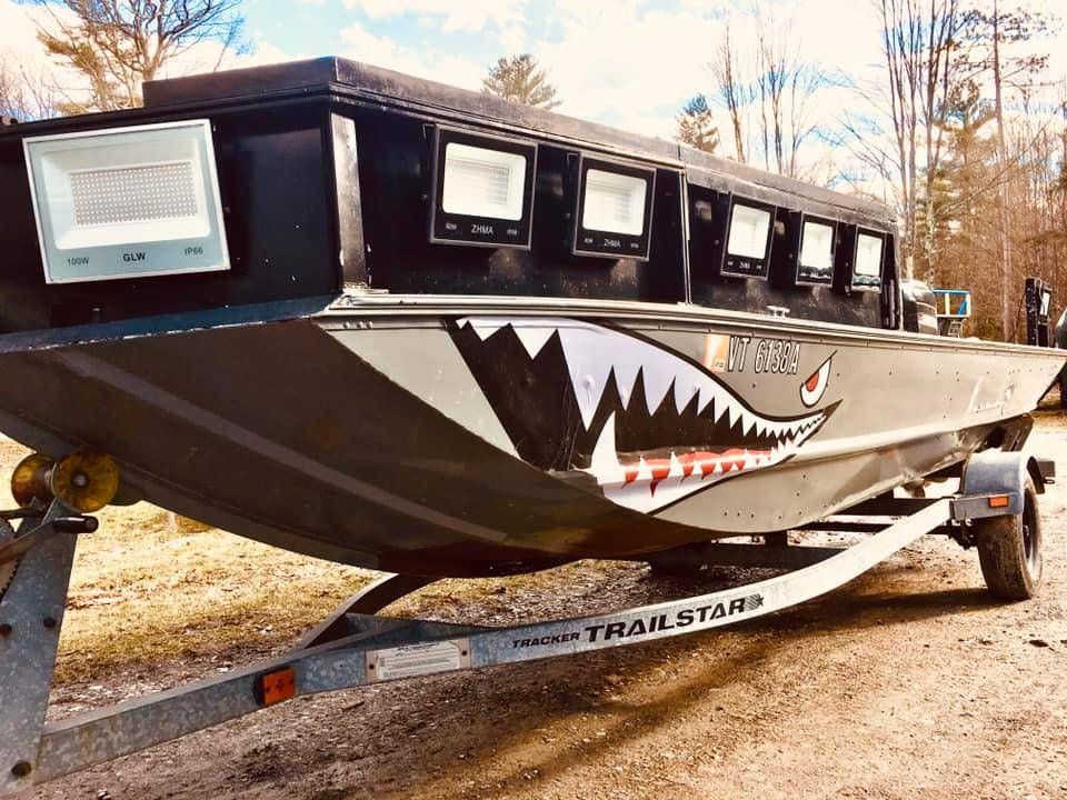 Motorboat (engine-powered)
