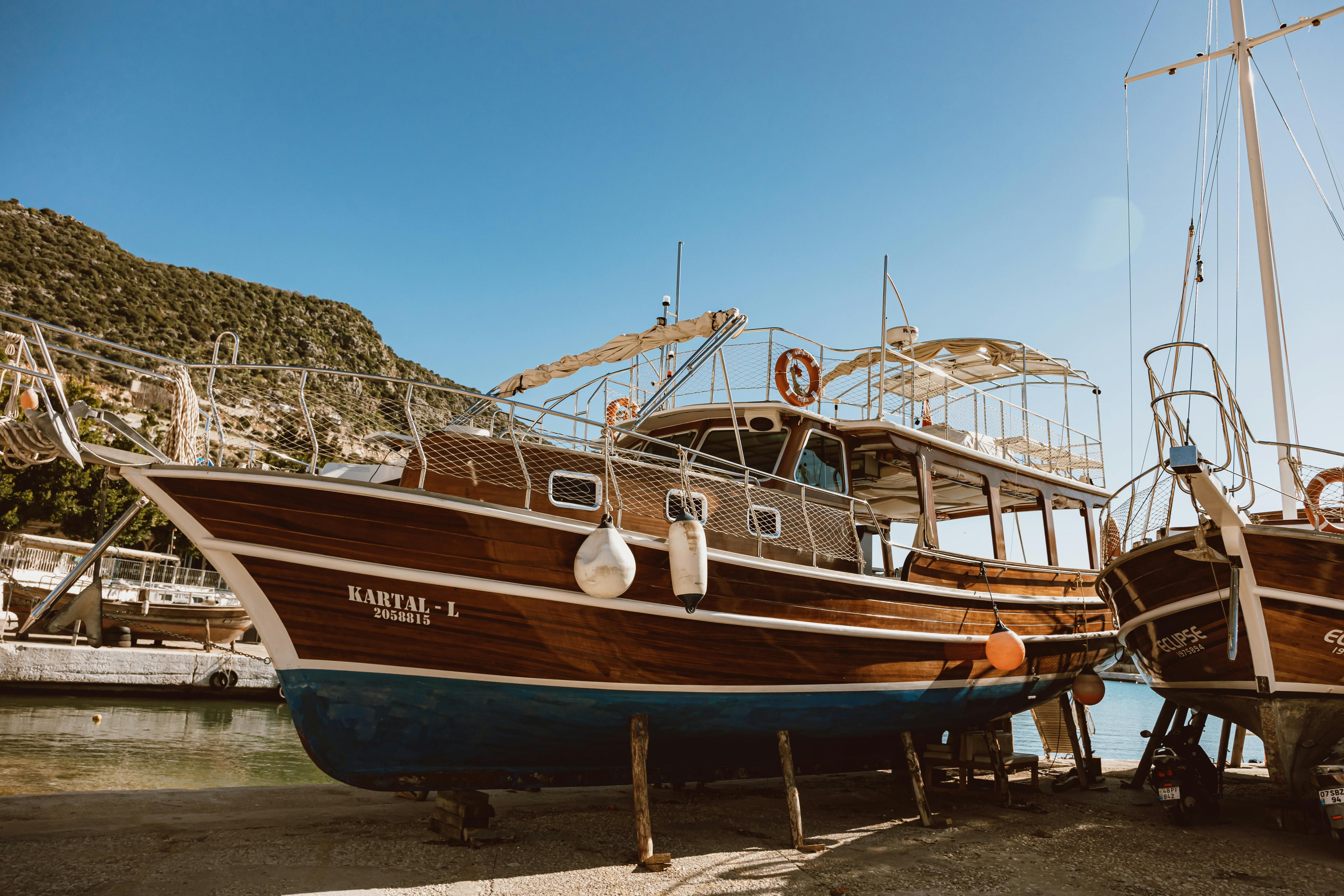 Motorboat (engine-powered)