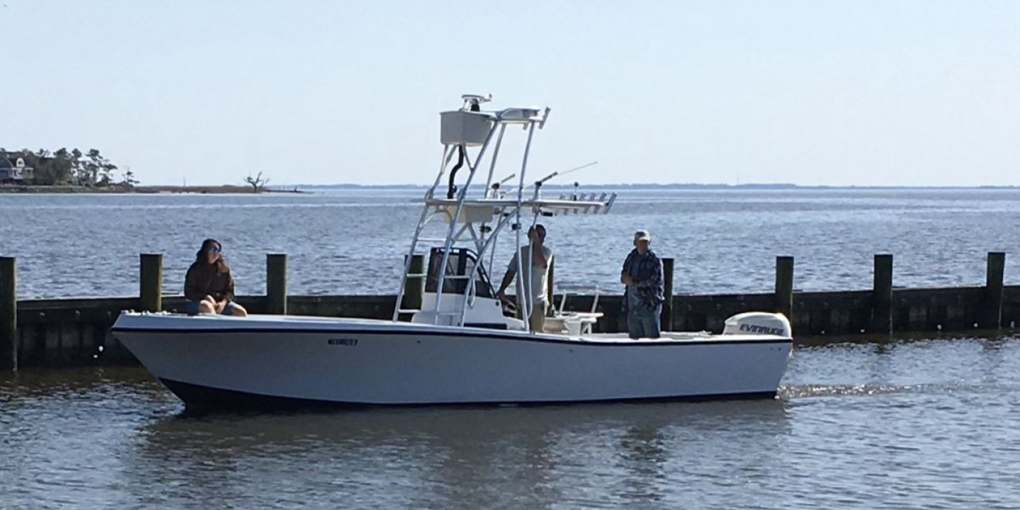 Motorboat (engine-powered)