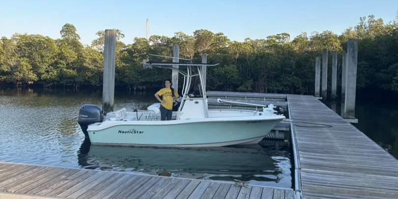 Motorboat (engine-powered)