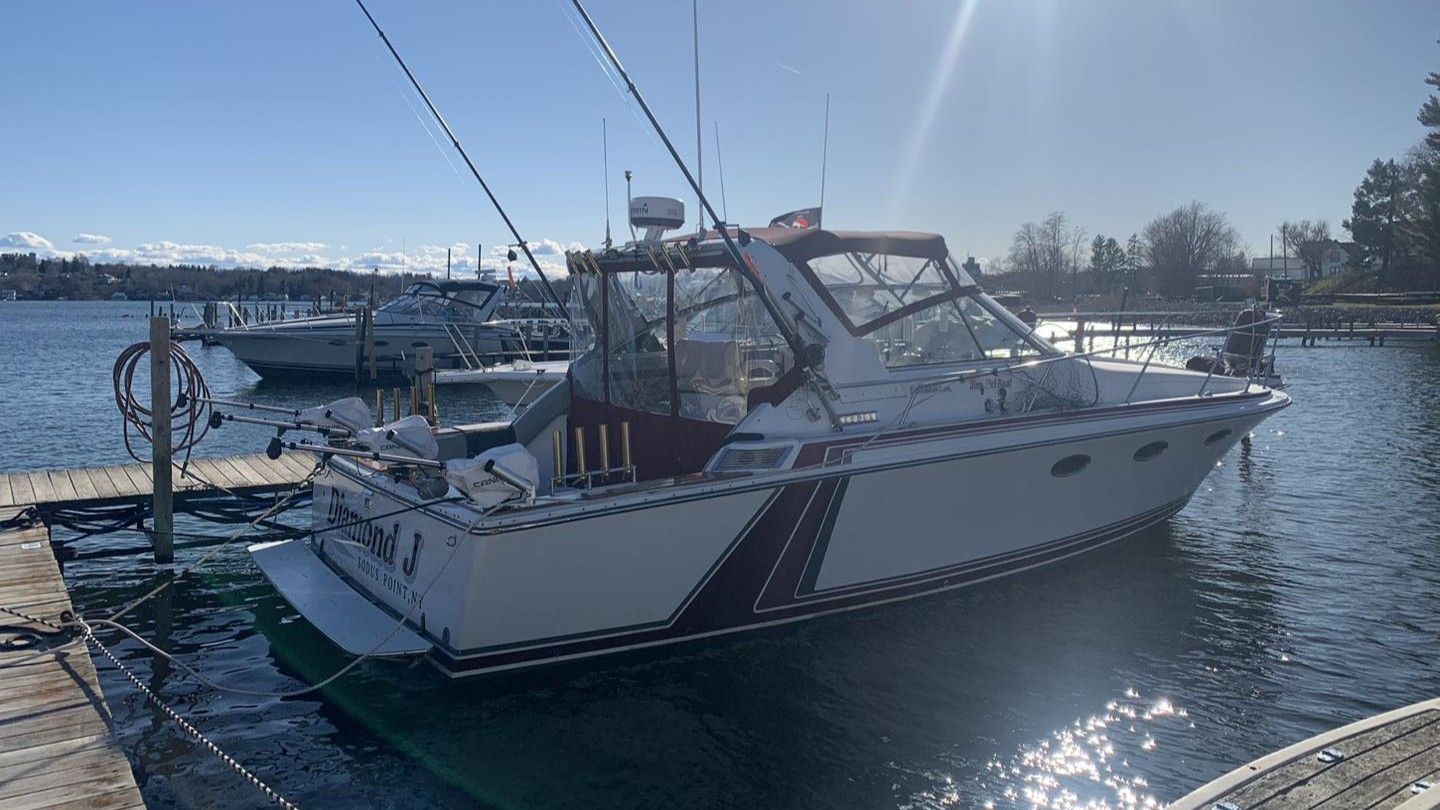 Motorboat (engine-powered)