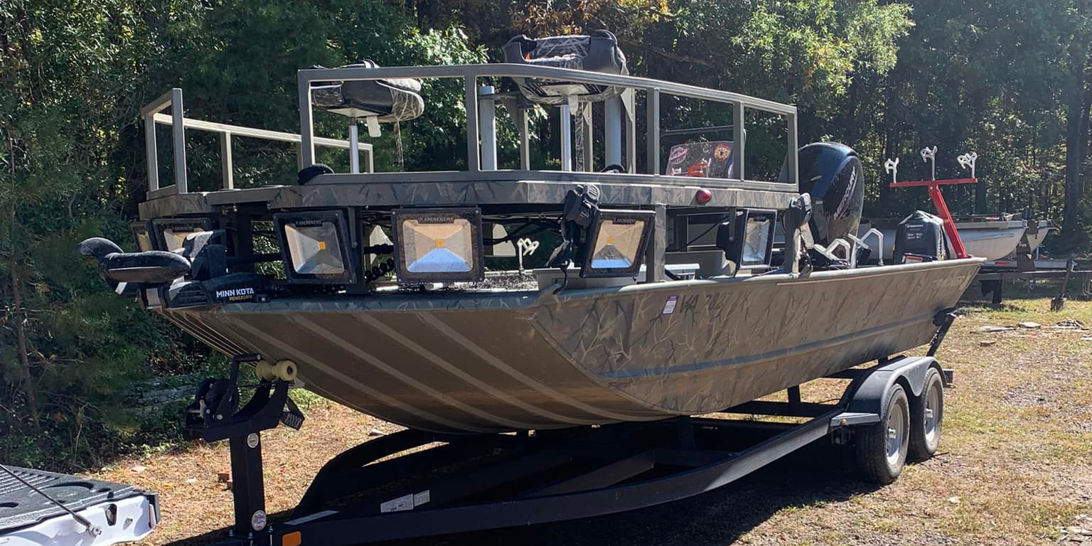 Motorboat (engine-powered)
