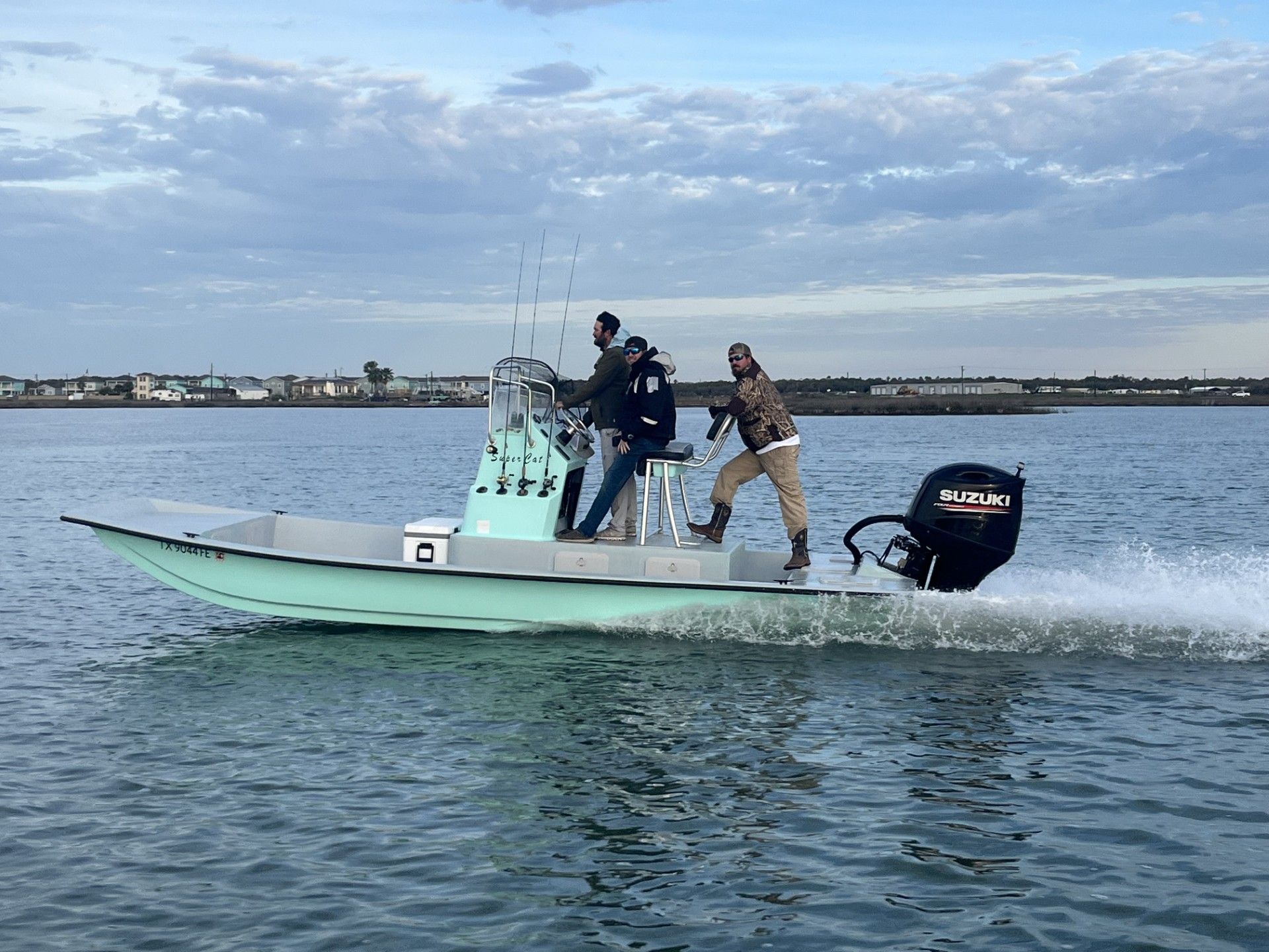 Motorboat (engine-powered)