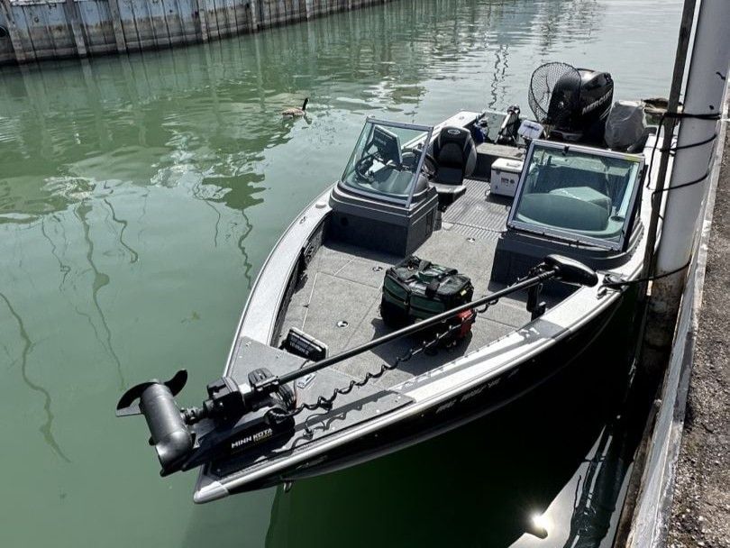 Motorboat (engine-powered)