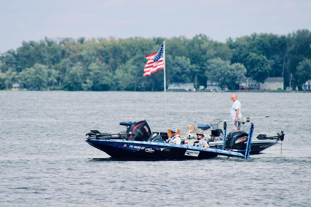 Motorboat (engine-powered)