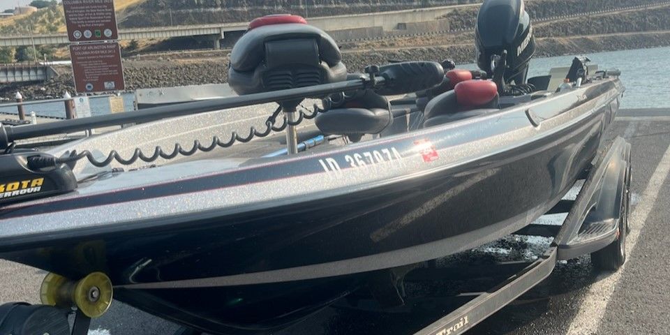 Motorboat (engine-powered)