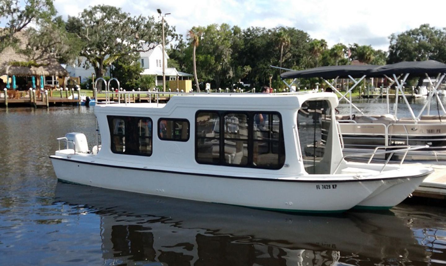 Motorboat (engine-powered)