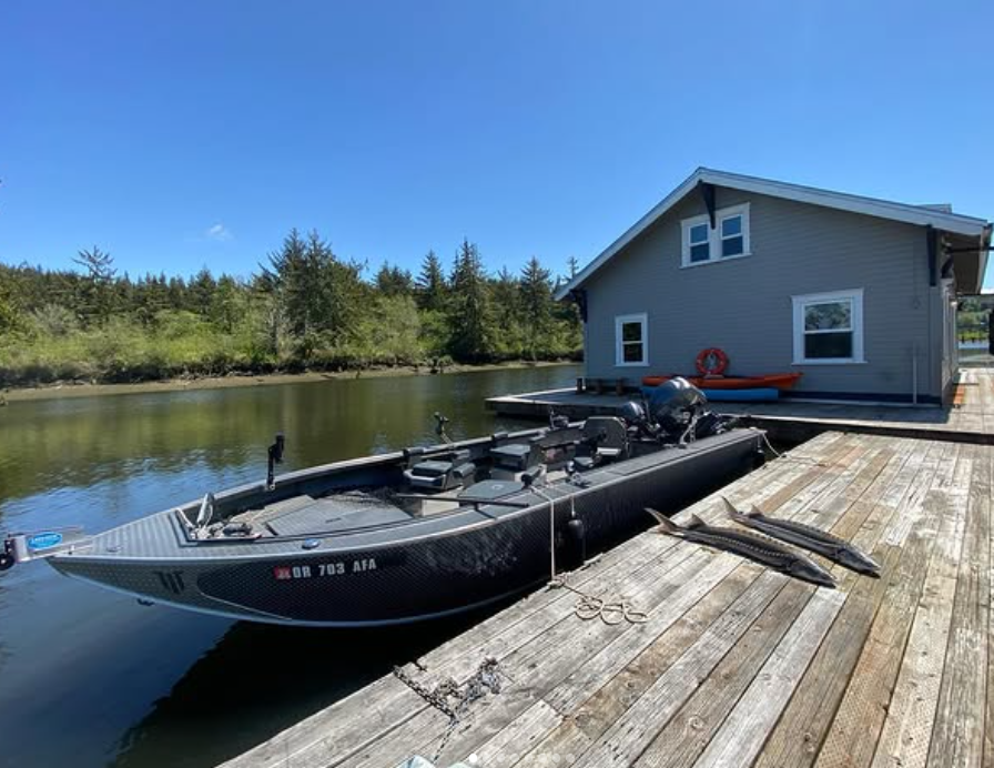 Motorboat (engine-powered)