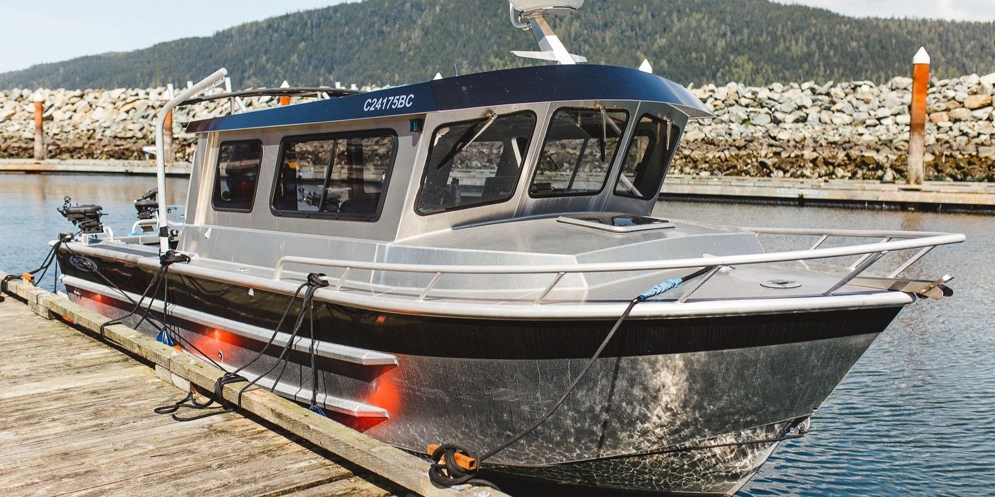 Motorboat (engine-powered)