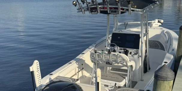 Motorboat (engine-powered)