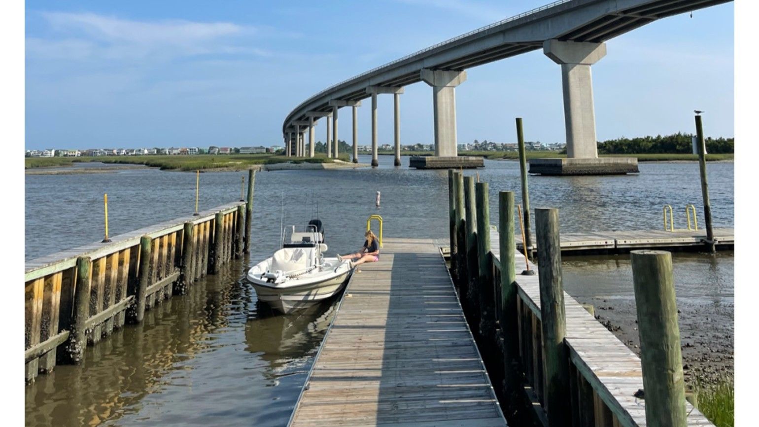 Motorboat (engine-powered)