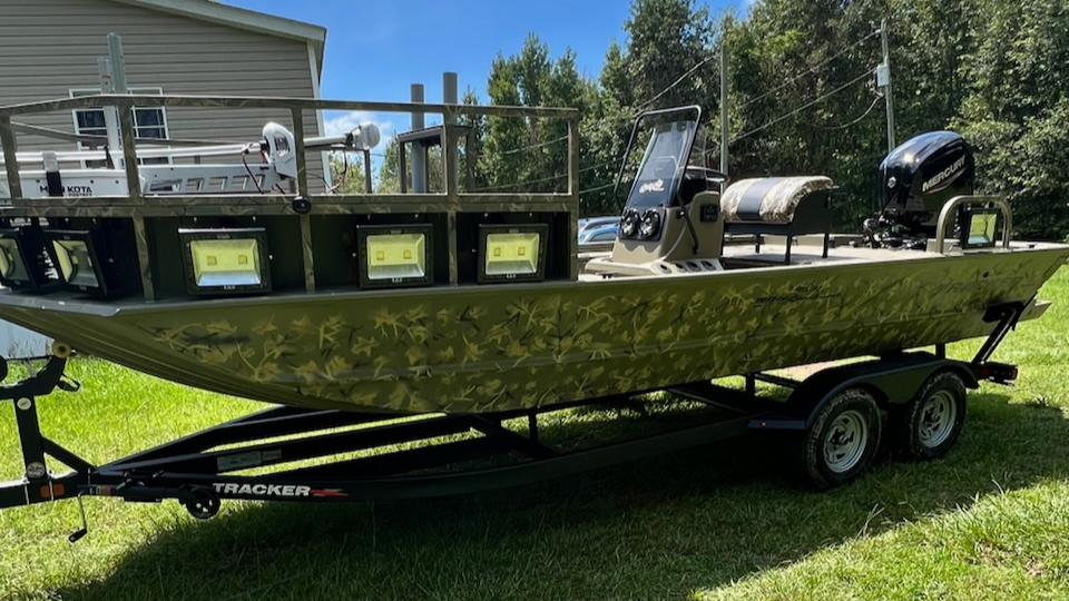 Motorboat (engine-powered)