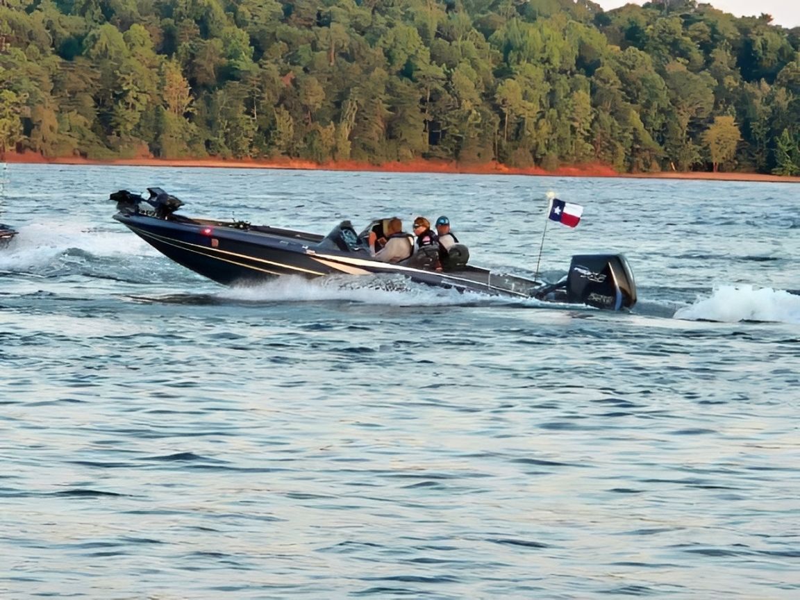 Motorboat (engine-powered)