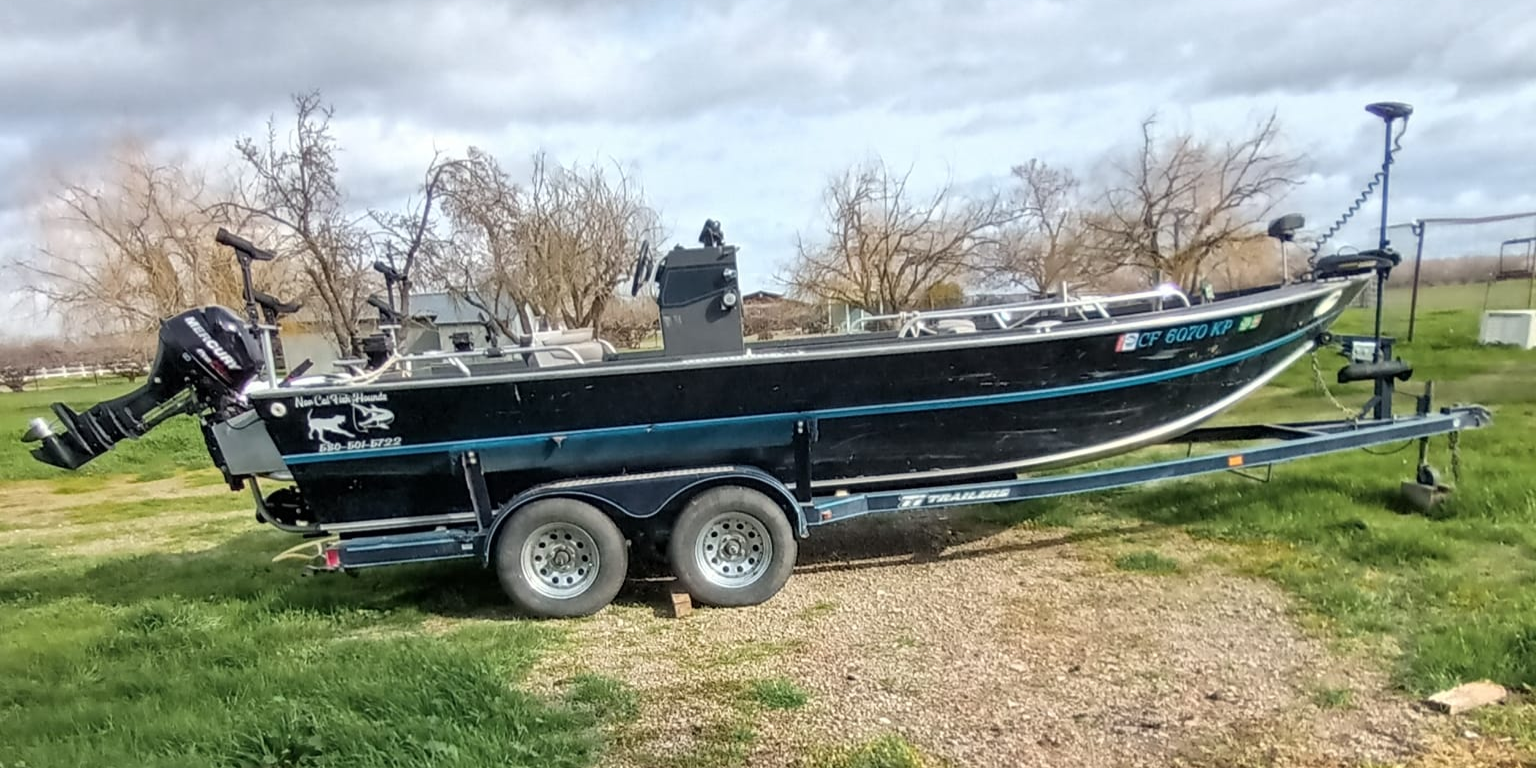 Motorboat (engine-powered)