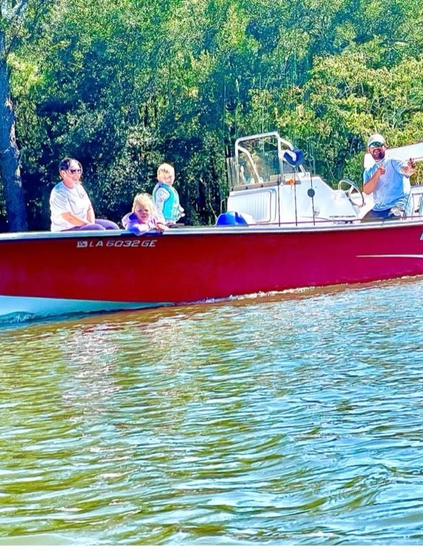 Motorboat (engine-powered)
