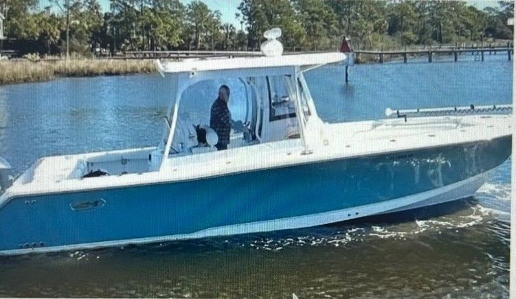 Motorboat (engine-powered)