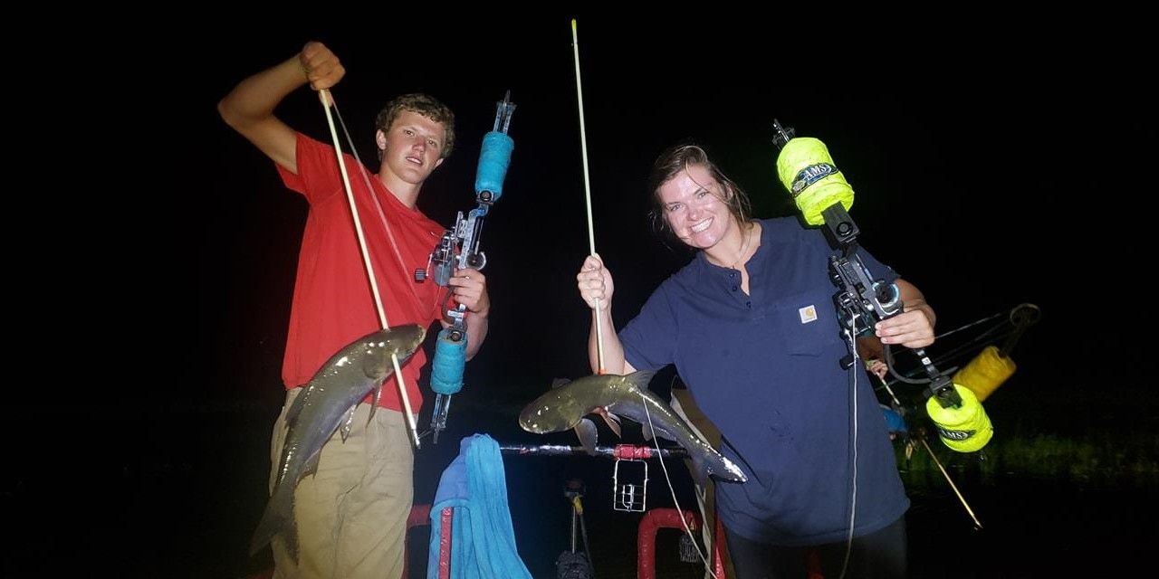 Arrow-in Addiction Bowfishing Mississippi Fishing Charters fishing Lake