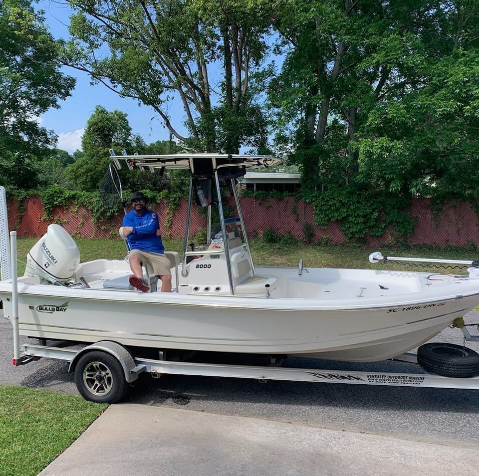 Motorboat (engine-powered)
