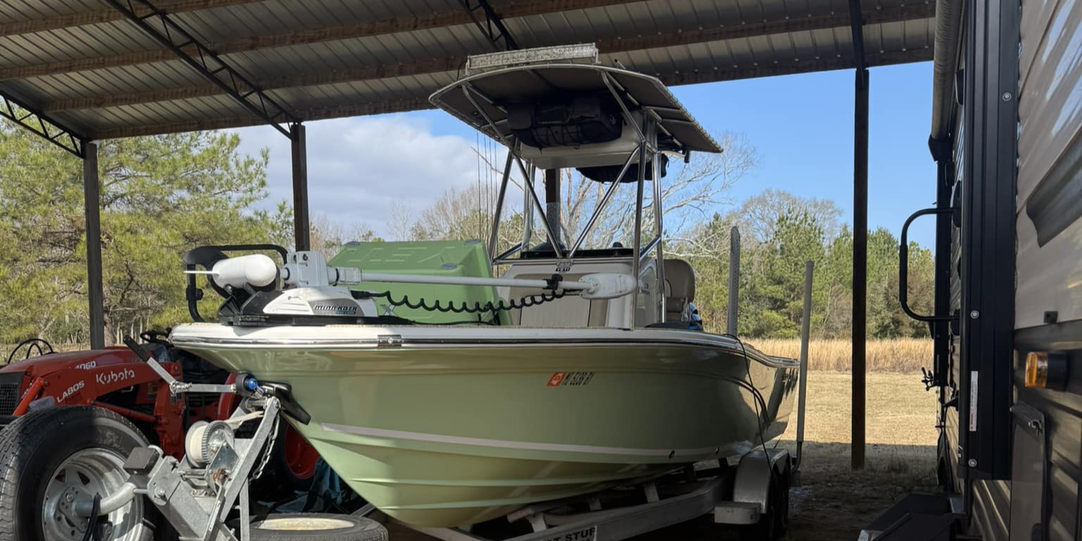 Motorboat (engine-powered)