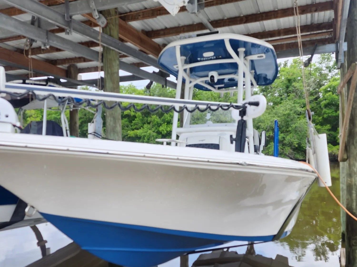 Motorboat (engine-powered)