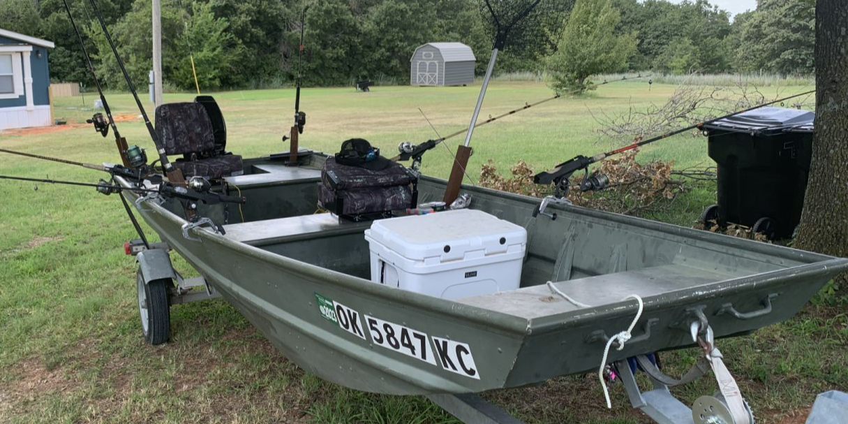 Motorboat (engine-powered)