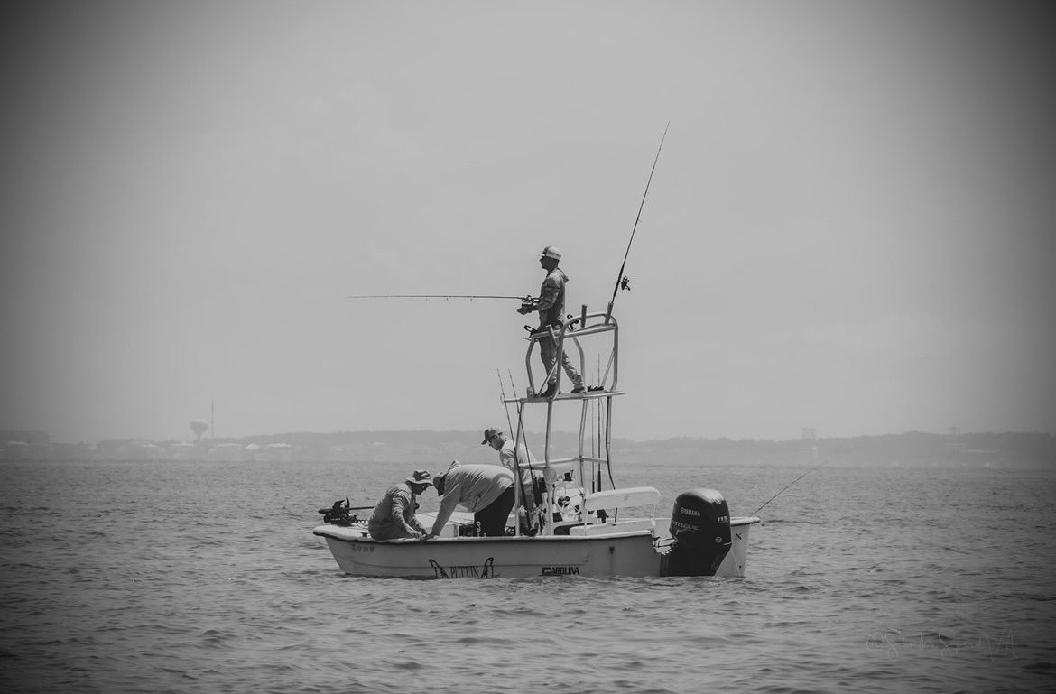 Motorboat (engine-powered)