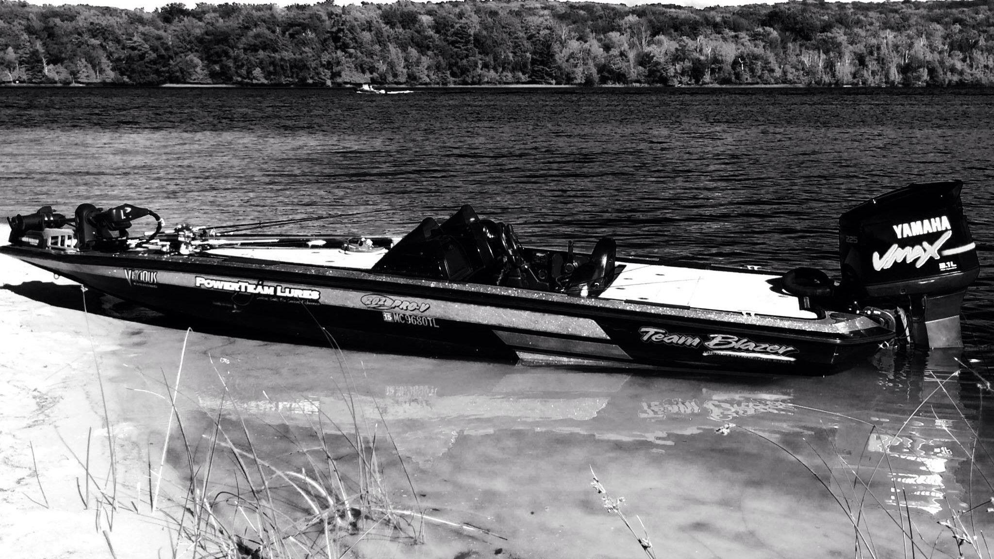 Motorboat (engine-powered)