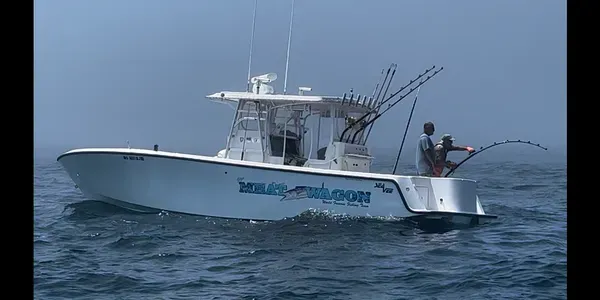 Motorboat (engine-powered)
