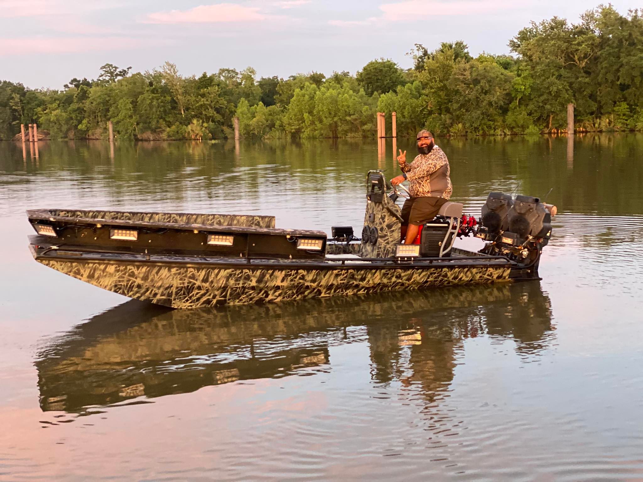 Motorboat (engine-powered)