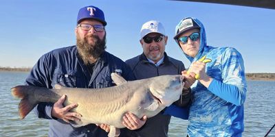 Fishing Guides in Texas | Catfish Fishing Trip for 2-3 People