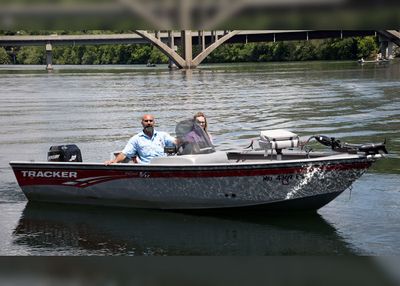 Boat Rentals on Lake Taneycomo | Lake Boating Trip (16.5 ft Bass Boat)