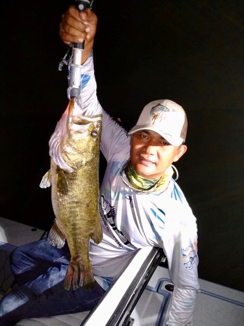 Two anglers with a big 22-inch fish in FL